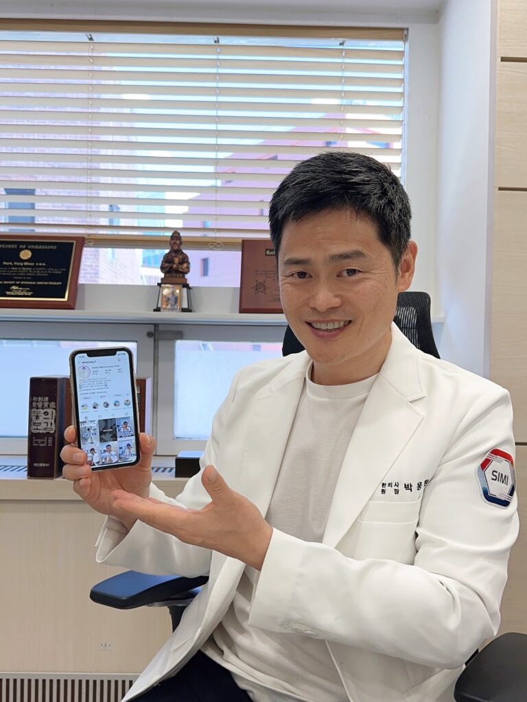 👨‍⚕️며칠 전 만난 동생이 ”형 요즘 영상이 잘 안 뜨던데요?“ 라고 하더라구요
아마도 알고리즘 이라는 것이 저를 저만치 멀게 만들었나봐요😭
예를 들어서, 건강에 관심이 있긴 하지만
먹방, 패션, AI 이런데도 관심이 있다면
최근에 자주 보고, 댓글적고, 공유 저장을 하는 내용을 더 보여주거든요
그러다보면 건강 정보는 잘 안 뜨게 됩니다

건강이 인생에서 우선이긴 하지만
재미난 것이 더 끌리는 건 맞으니까요 ㅎㅎ

하지만, 알고리즘을 벗어나는 방법이 있습니다
”나는 이건 꼭 볼테야“ 라고 표시해 두는 거죠✅

인스타에서는 즐겨찾기라는 버튼을 누르면 됩니다
그러면 우선적으로 소식을 먼저 들려줘요

사진으로 설명해 드렸는데요
✔️제 프로필에서 팔로우를 누르면 
✔️친한 친구 리스트와 즐겨찾기에 추가 가 나와요
✔️이 두 가지의 별표 버튼을 눌러주시면 되세요!

들어오셔서 공유 저장 댓글 해 주시면 더 확실하게 자주 볼 수 있습니다!👍
그러면 이제 놓치지 말고 자주 만나요~
인생에서 건강은 최우선이니까요!

즐겨찾고 건강하랑~😃