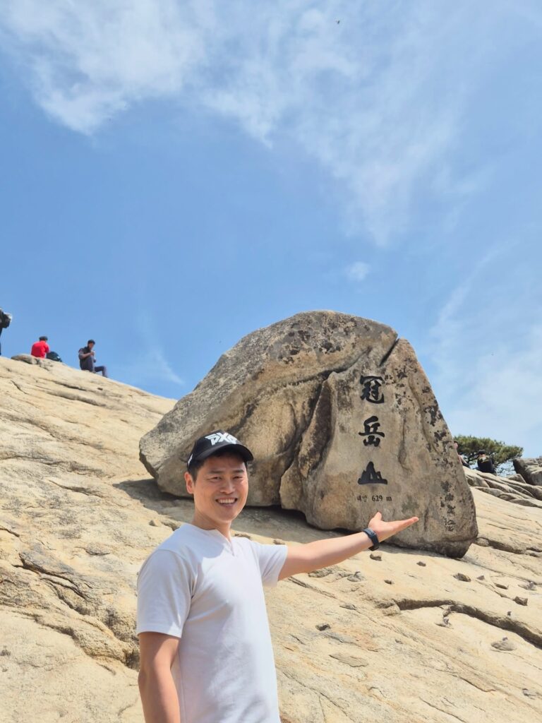 👨‍⚕️방송에서 ”일이 안 풀리면 관악산을 가라“고 말한 탓인지
관악산에 정말 많은 분들이 있군요!⛰️
서울에 올라온 초기에 참 자주 올랐던 산인데
그래서 일이 잘 풀렸나 봅니다 ㅎㅎ

따뜻해진 날씨에 멋진 친구들과 좋은 기운 한껏 받아 갑니다
모든 일들이 더 술술 잘 풀리길!!
건강하게 행복하랑~😃