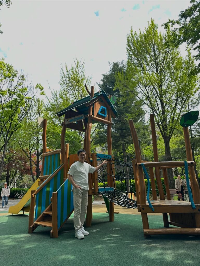 👨‍⚕️점심 먹고 놀이터에서 잠깐 쉬면서 둘러보는데
어린이가 도전하면서 놀만한 것 보다는
너무나 편안한 기구들만 보입니다
우리가 어릴 때 놀았던 기구들은 도전감 넘치는 것이 아니라
위험하다는 이유로 없애가고 있다고 합니다

수학여행, 소풍, 운동회, 수상식에 이어서 
전국 312개 초등학교에서 점심시간 축구가 금지되었다고 하네요😭
안전, 그리고 소외감과 상대적 박탈감에 대한 민원이 이유라며 요즘 논란이던데

경쟁을 하는 게 맞나요 비교되니 안 하는 게 맞나요?
도전을 하는 게 맞나요 위험하니 앉혀만 두는 게 맞을까요?
자칫 과한 면도 있었지만…그래도…

저는 잘 모르겠습니다만, 
몸과 마음을 치료하는 의료인으로서 생각할 부분이 있습니다
한국인의 자살율이 전세계에서 1위인데…
👉10대 사망원인 1위마저 자살이라고 합니다

혹시 아이들의 덩치만 키우고 마음이 클 시간을 못 주고 있는 건 아닌지 생각해 봅니다
몸도 마음도 건강하게 크면 좋겠습니다😃